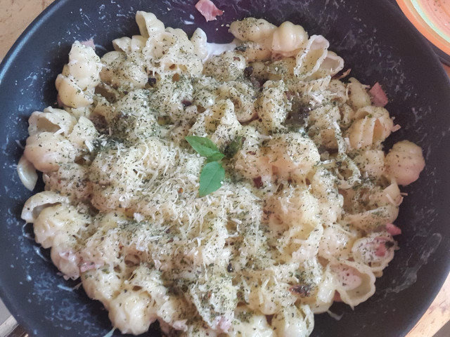 Gnocchi mit Speck und Parmesan aus der Pfanne