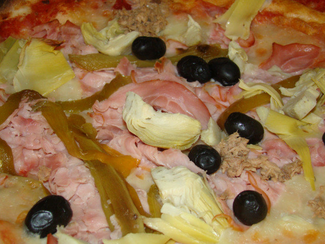 Pizza mit Artischocken, Thunfisch und Schinken