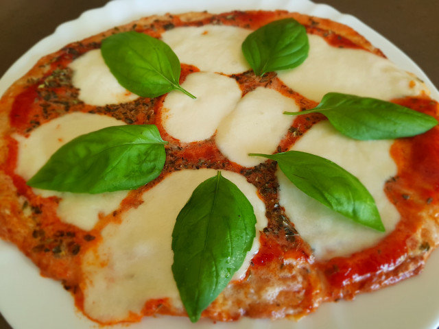 Vegetarische Pizza mit Mozzarella, Mascarpone und Blumenkohl