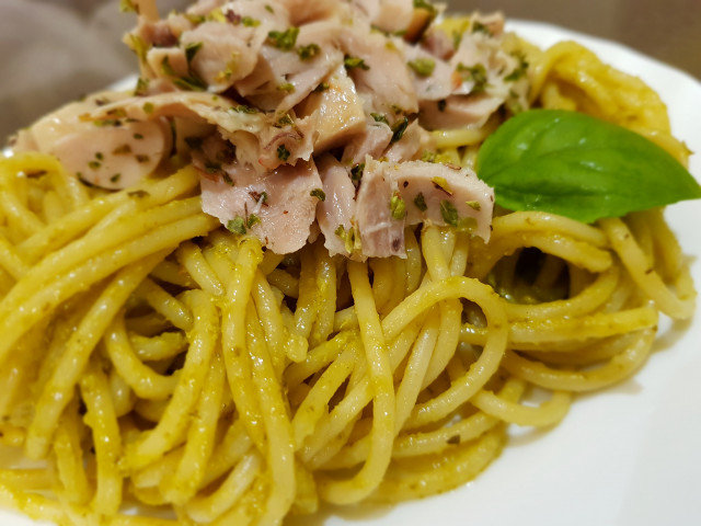 Spaghetti mit Hähnchen und Pesto