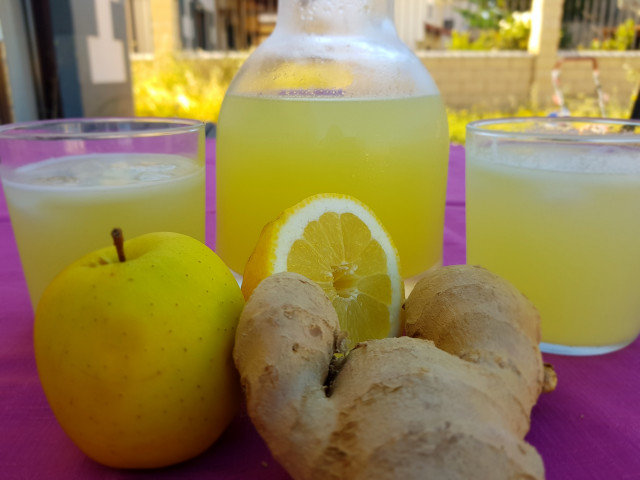 Aromatisches Wasser aus Zitrone, Apfel, Ingwer und Sellerie