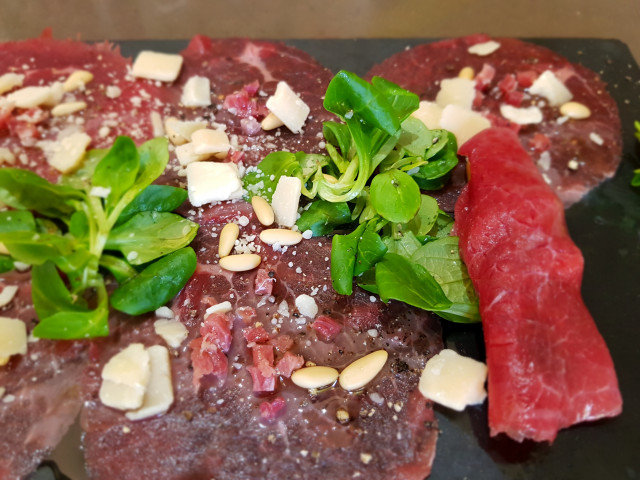 Rindfleisch Carpaccio mit Jamón, Parmesan und Babyspinat