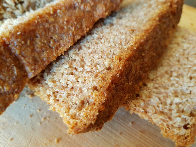 Brot aus Einkorn- und Leinsamenmehl
