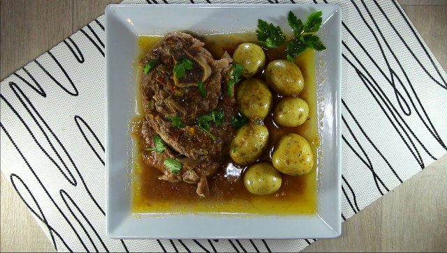 Ossobuco vom Schwein mit frischen Kartoffeln