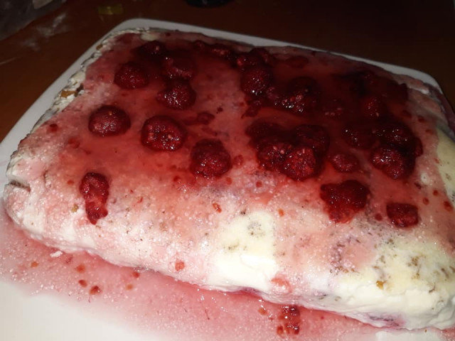 Eistorte mit Kondensmilch und Himbeeren