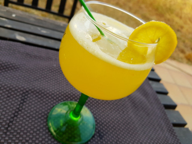 Hausgemachte Limonade mit Pfirsich