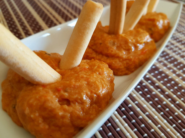 Veganer Aufstrich aus Paprika, sonnengetrockneten Tomaten und Artischocken