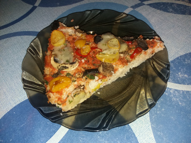 Blumenkohlpizza mit Tomaten und Mozzarella