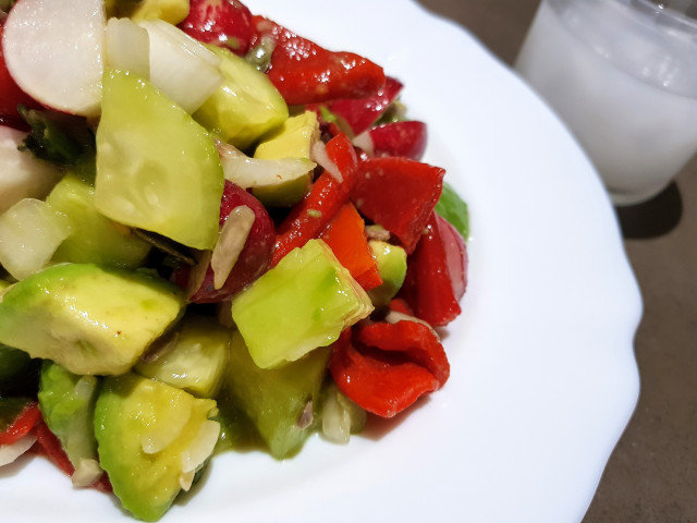 Salat mit Avocado, Salatgurke und gerösteter Paprika