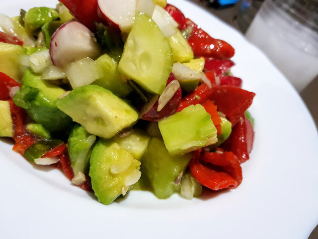 Salat mit Avocado, Salatgurke und gerösteter Paprika