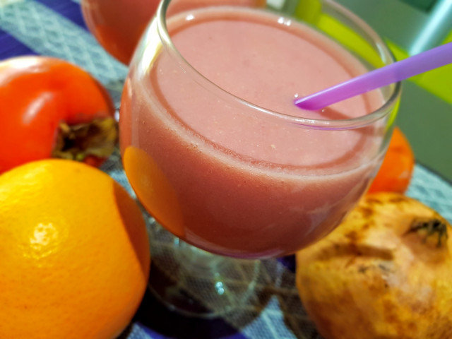 Frischer Smoothie aus Granatapfel, Kaki und Orangen