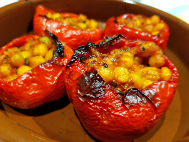 Gefüllte vegane Paprika mit Kichererbsen