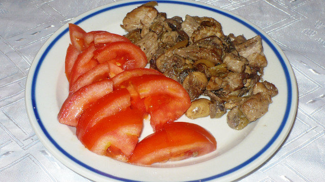 Geschmortes Schweinefleisch mit Zwiebeln und Champignons