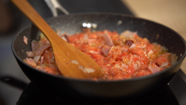 Bucatini all’amatriciana - Pasta mit Tomaten-Speck-Sauce