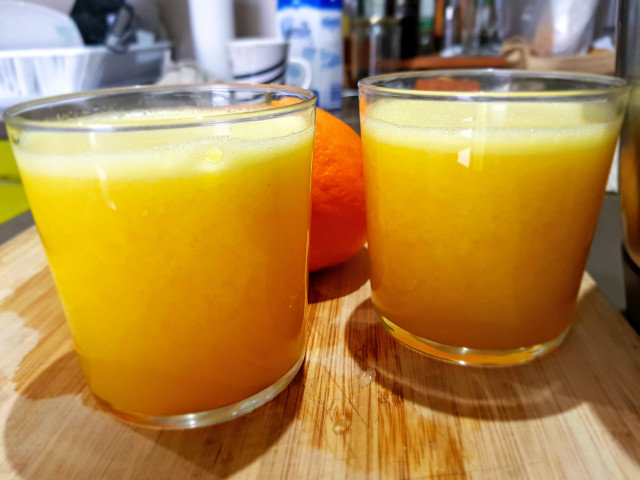 Natürlicher Saft von Mandarinen und Orangen
