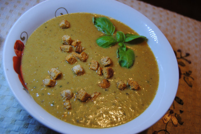 Leichte Suppe aus Erbsen und Champignons
