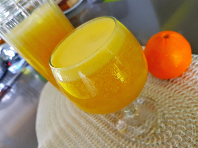 Klassischer Orangensaft in einem Mixer