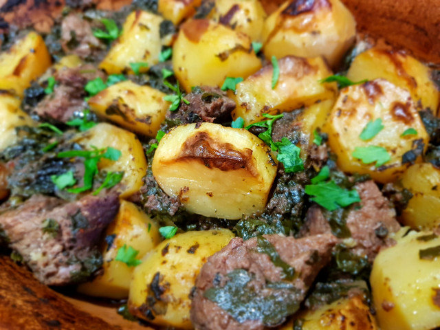 Rindfleisch mit Spinat und Kartoffeln im Ofen