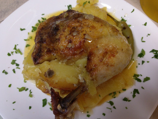 Hähnchen mit Kartoffeln im Ofen auf rustikale Art