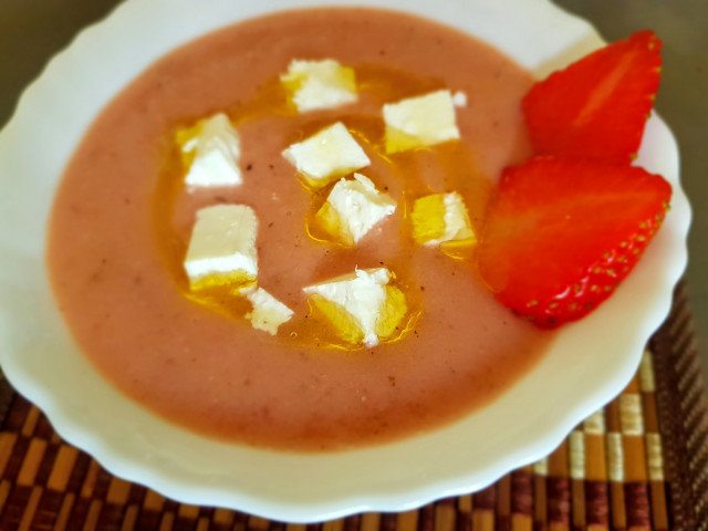 Gazpacho mit Erdbeeren, Fetakäse und Thymian