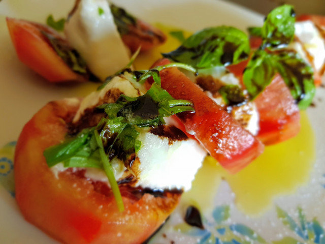 Caprese mit frischem Basilikum und hausgemachter Balsamico Reduktion