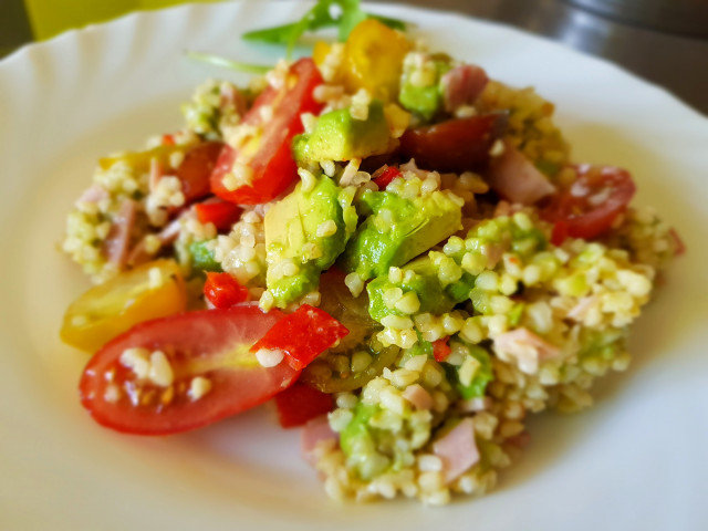 Salat mit Bulgur und Avocado