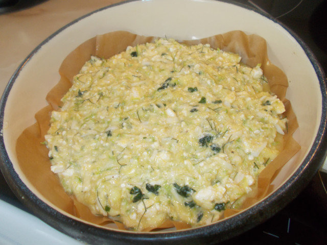 Soufflé aus Zucchini mit Weißkäse und gelbem Käse
