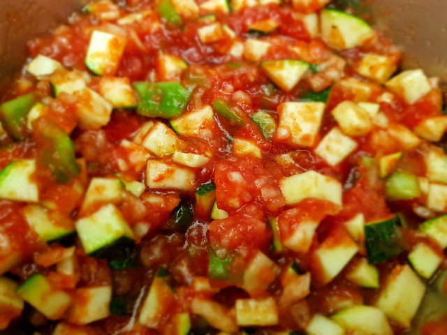 Geschmorte Zucchini mit Tomaten und Knoblauch