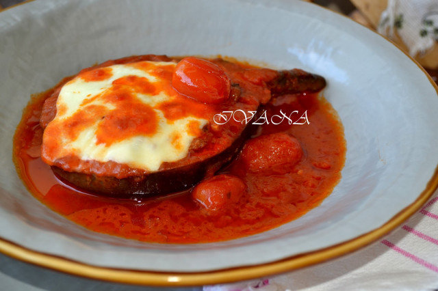 Auberginen mit Hackfleisch und Mozzarella