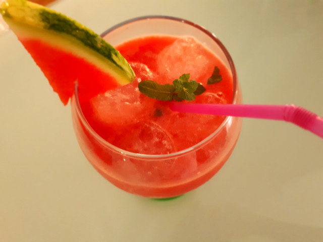 Erfrischender Cocktail mit Wodka und Wassermelone