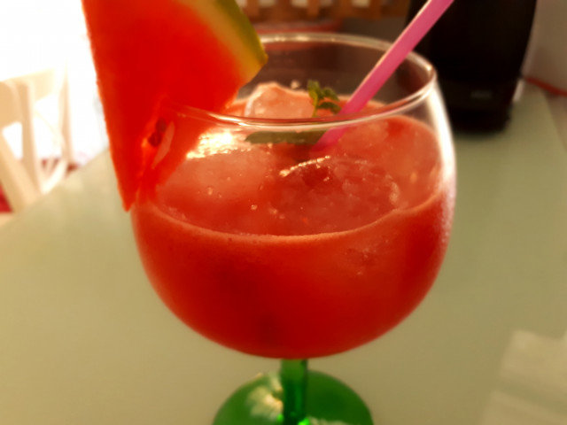 Erfrischender Cocktail mit Wodka und Wassermelone