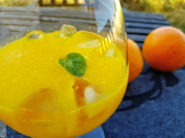 Eiskalter Orangencocktail mit Cointreau