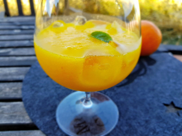 Eiskalter Orangencocktail mit Cointreau