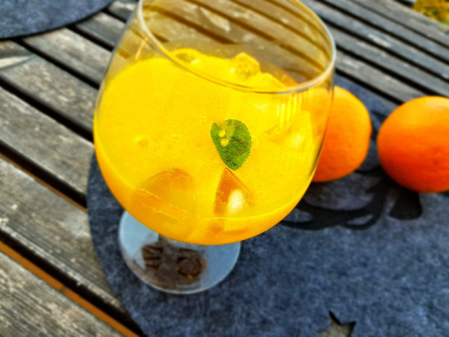 Eiskalter Orangencocktail mit Cointreau