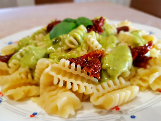 Pasta mit Zucchini und getrockneten Tomaten