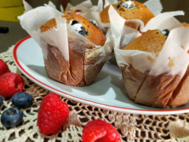 Einfache Muffins mit Heidelbeeren und Himbeeren