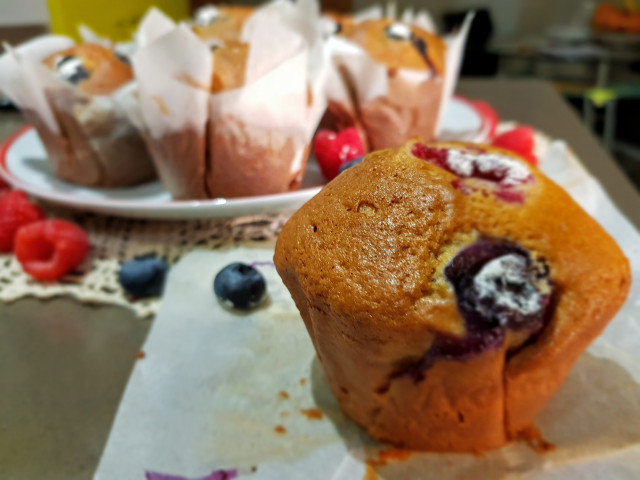 Einfache Muffins mit Heidelbeeren und Himbeeren