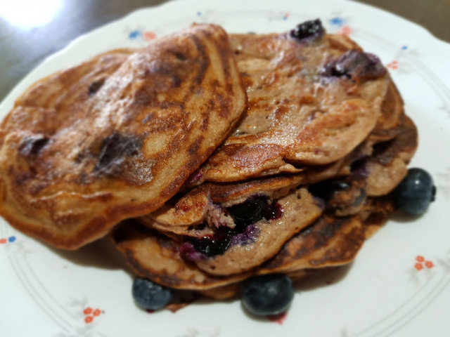 Fluffige Haferpfannkuchen mit Heidelbeeren