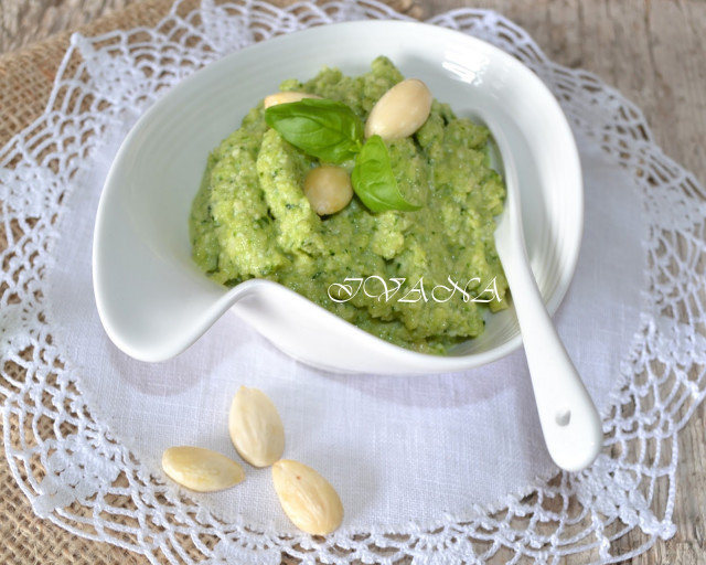 Pesto aus Zucchini und Mandeln