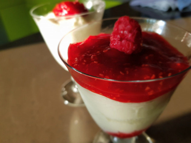 Eiscreme mit Mascarpone und Himbeeren