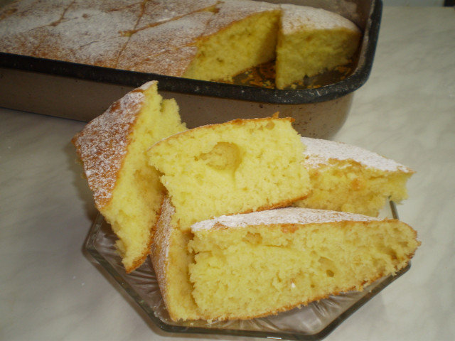 Kuchen in der Backform mit Joghurt