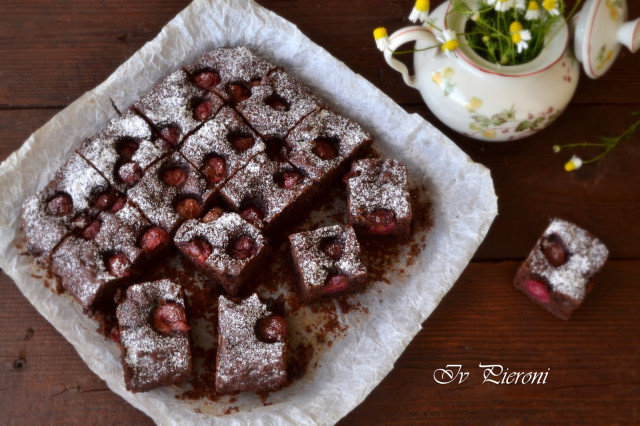 Schokoladenkuchen mit Joghurt und Kirschen