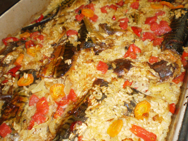 Gebackene Makrelen mit Reis und Gemüse im Ofen