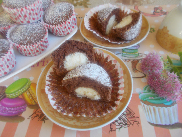 Cupcakes mit Kakao, Frischkäse und Kokosnuss