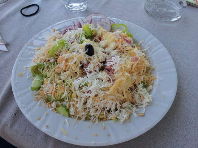 Ovcharska Salat mit Hähnchen