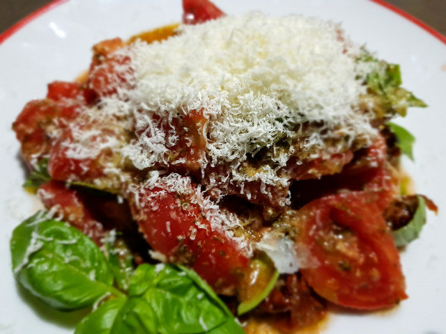 Salat mit geschälten Tomaten und Sonnenblumen Pesto