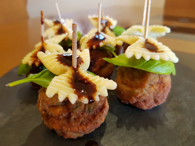 Festliche Häppchen mit Fleischbällchen, Farfalle und Teriyaki Soße