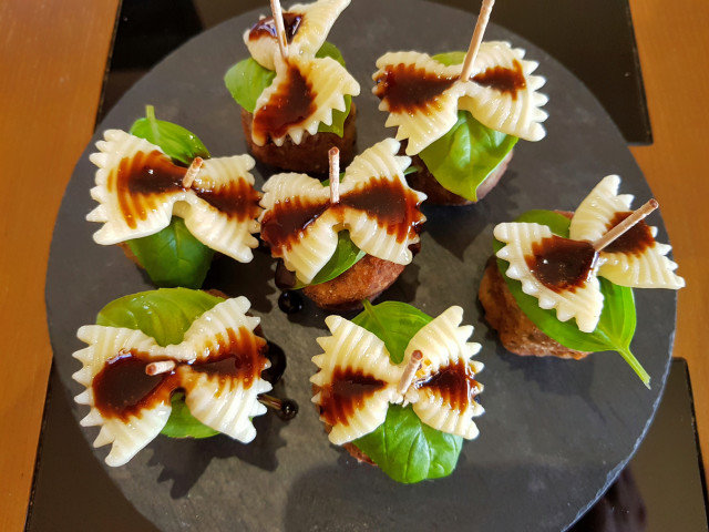 Festliche Häppchen mit Fleischbällchen, Farfalle und Teriyaki Soße