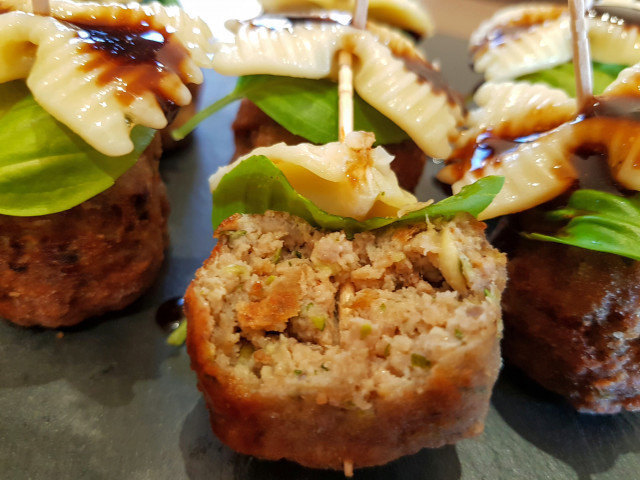 Festliche Häppchen mit Fleischbällchen, Farfalle und Teriyaki Soße