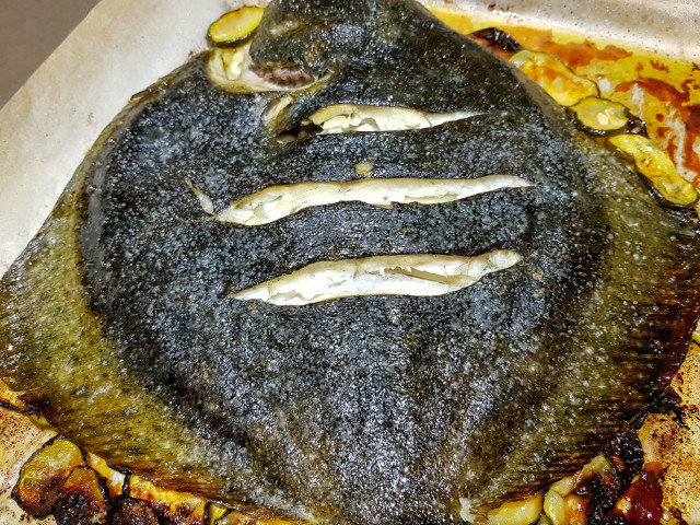 Ganzer Steinbutt im Ofen mit Zucchini und Knoblauch